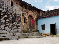 Village Buyi de Zhenfeng : vieille maison traditionnelle à façade ornée