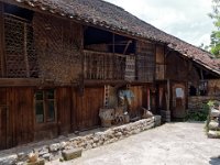 Village Buyi de Zhenfeng : maison de bois, nattes de bambou et branchages tressés