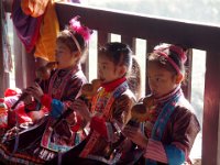 Fillettes jouant de la flûte ancienne