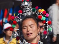 joueuse de guitare à 2 cordes