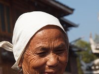 Femme Dong avec la coiffe traditionnelle