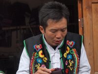 chanteur : gilet brodé de motifs traditionnels