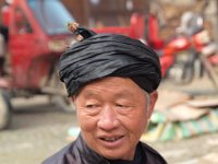 Costume traditionnel et turban à l'indigo