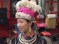 Chanteuse d'un groupe folklorique! coiffe de plumes