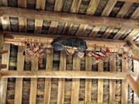Offrandes aux divinités accrochées au plafond d'un Pont de la Pluie et du Vent