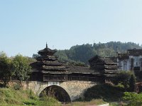 Un Pont du Vent devant un temple bouddique