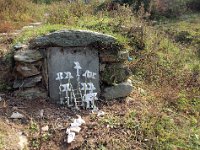 Tombe Dong et petits messages aux esprits en papier découpé