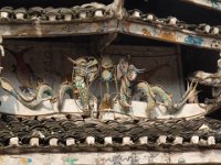 Sculpture d'une Tour, surchargée de guirlandes électriques (hors service)