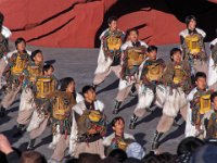 Spectacle ethnique Naxi au pied du Yulong : cavaliers et leurs selles