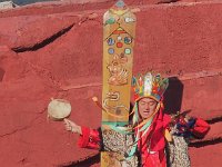 Un chamane en tenue de cérémonie