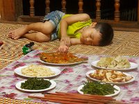 Repas tay de jour de fête : poisson, nems, bambous, lard grillé, divers épinards