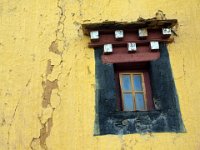 Fenêtre sur mur en pisé