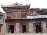 Maison bourgeoise ouverte sur des boutiques