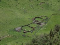 Enclos et bergerie en alpage, vallée de la Tching Chu