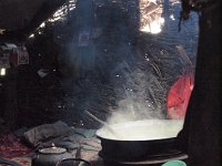 Cuisine dans une maison pauvre d'altitude