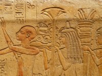 Bas-relief de tombeau : Niay recevant des offrandes de 3-déesses. Nouvel Empire - vers 1300 av JC