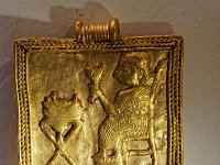 Médaillon en or avec une scène religieuse.
