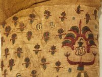 Coussin brodé avec personnage et motifs floraux - Dynasties du Nord (386-581)