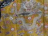 Robe à dragons en satin et brocard avec 8 objets propices   - Dynastie Qing (1644-1911)