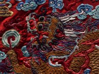 Détail de robe de femme brodée avec 8 médaillons de dragons   - Dynastie Qing (1644-1911)