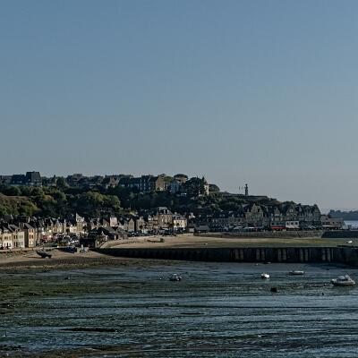 Cancale délaissé par la mer au petit matin