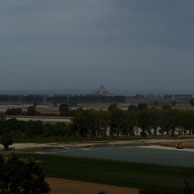 Le Mont Saint-Michel derrière les champs de Saint-Broladre