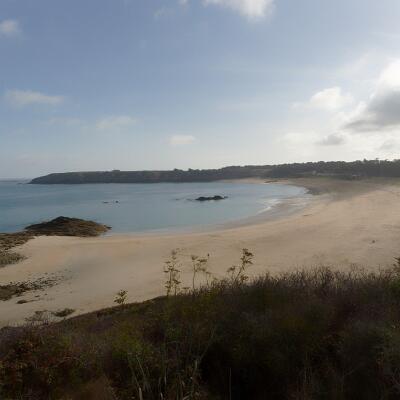 La plage des Chevrets et la Pointe du Meinga au fond.