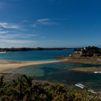 La plage du Guesclin et le fort du Guesclin