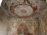 Grotte  des  Wanfo   avec un Bouddha et 4 disciples, surmontés de 54 fleurs de lotus gravées d'une divinité. Aux murs 16 000 petits Bouddhas  - vers 660 - Style Tang