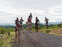 Enfants Bannas sur la route de Jinka
