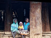 Enfants sous l'abri de la  mora  d'un village Konso