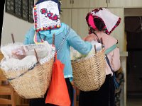 Au marché de Danba. La coiffe blanche se porte aussi.