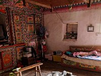 Habitation traditionnelle près de Danba : pièce à vivre avec l'âtre au centre