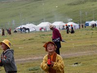 Moinillon procédant à une expérience de lévitation de cerf-volant.