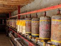 Le vieux temples, hors du monastère, moulins à prière en peau de yack