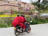 Transport en commun dans les rues de Litang