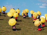 Le défilé des parapluies jaunes est une tradition de la fête des torches.