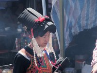 Une élégante promeneuse dans les boutiques de la fête