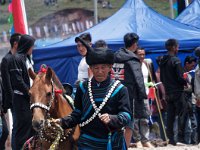 Cheval et son entraineur, en grande tenue.