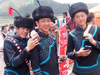 Trop jeunes pour la lutte, c'est l'occasion de faire valoir son costume neuf.