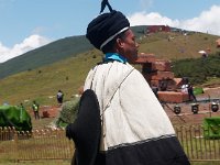 Le chapeau du  bimo  se porte dans le dos en dehors des cérémonies.