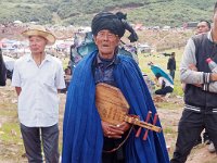 Cape et turban à pointe pour ce musicien et   yue-qin   artisanal