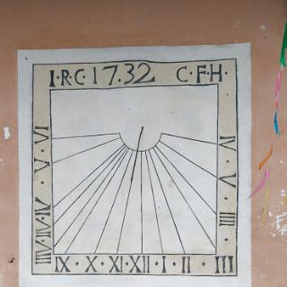 Cadran solaire de l'église Saint-Sébastien à Ceillac - 1732 (rénové en 1994)