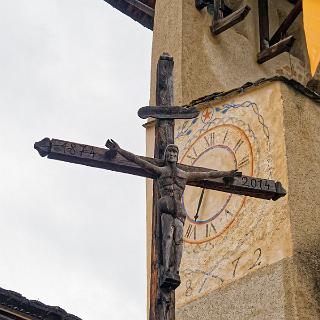 Saint Sébastien de Ceillac : l'horloge (1872) et le crucifix (1874)