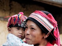 Femme Dao Rouge et son enfant dans le massif de Phu Ta Ca